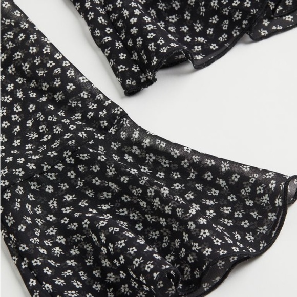 NWT H&M Drawstring Detail Chiffon Blouse 🕸️ - Picture 7 of 13